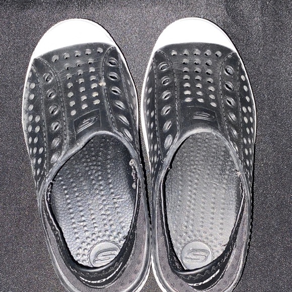 SKECHERS KIDS SIZE 13 BLACK SLIP ON SHOES CLEAN LIKE NEW  EXCELLENT CONDITION - Picture 1 of 11